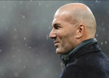 Манчестер Юнайтед рассматривает Зидана на замену тен Хагу