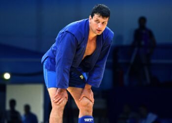 Живая легенда российского самбо снова всех разнёс. Осипенко — десятикратный чемпион мира!