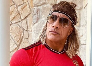 Скала Джонсон превратился в легенду футбола. Рестлер выбрал крутой костюм на Хэллоуин