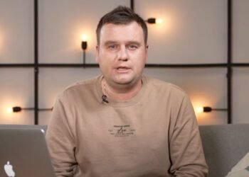 Журналист: «Экитике бежит из центра поля, и четыре игрока не могут забрать у него мяч. Это уровень района или области»