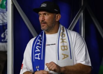 Александр Овечкин пожелал Исламу Махачеву удачи в бою за второй титул UFC