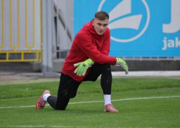 «Приехал в «Динамо» на просмотр защитником, сказали: «Будешь вратарем», — вратарь «Вереса»