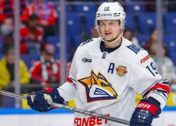 Сергей Мозякин вручил Владимиру Ткачёву памятную табличку в честь 400 очков в КХЛ