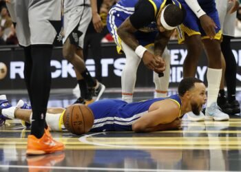 Стефен Карри переписал историю: обошёл Леброна, догнал Джордана и украл матч