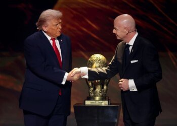 Трамп получил новосозданную Премию мира от ФИФА на жеребьевке ЧМ-2026