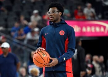 А вы в курсе, что второй сын Леброна числится в NCAA? Но на деле не играет вообще