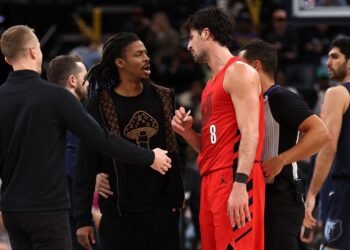 Джа Морант устроил сопернику «допрос» — прямо на площадке. И в уличной одежде