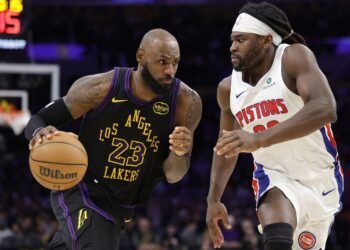 «Лейкерс» огорчили. Опять. И прямо в день рождения Леброна