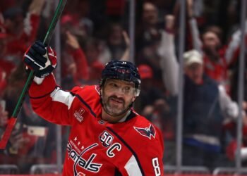 Овечкин сократил до трёх матчей отставание от Шэнахана по числу проведённых игр в НХЛ