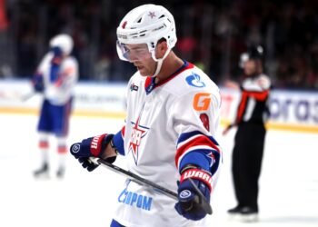 Защитник СКА Тревор Мёрфи получил травму ноги и покинул площадку в матче с «Адмиралом»