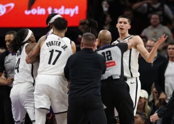 Егор Дёмин за один матч НБА: повторил крутой рекорд и попал в потасовку