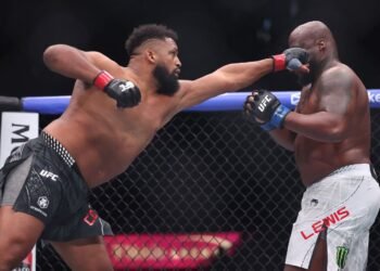 Главного нокаутёра UFC опрокинули тычком. Кортес-Акоста продолжает взрывать тяжёлый вес