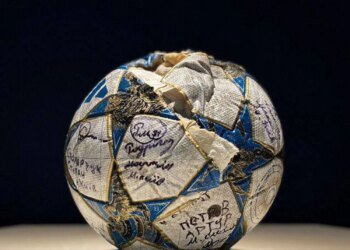 Воспитанники ФК "Локомотив", чью базу разрушила рф, передали президенту FIFA футбольный мяч