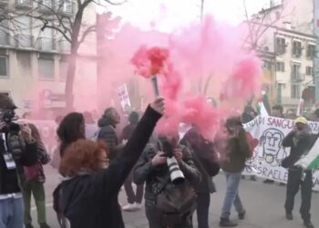 В Вероне перед церемонией закрытия Олимпиады митингующие устроили протест
