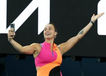 «Человек, которого ты копируешь». Арина Соболенко показала футболку с говорящей надписью