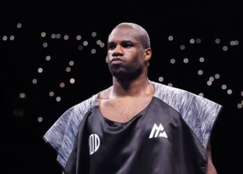 Дюбуа снова получил титульник, не закрыв поражение от Усика. А что, так можно было?