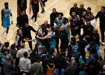 Такая потасовка — редкость для баскетбола. Игроки НБА не стали сдерживаться!