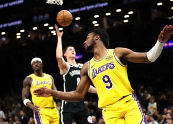 Дёмин впервые вышел против Леброна и Дончича. Но исход привычный — поражение «Бруклина»