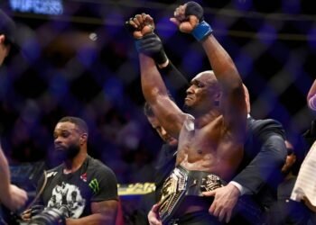 Лебединая песня Камару — реальность? Легенда идёт за поясами Махачева и Чимаева