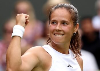 Касаткина уверенно обыграла Мертенс и вышла в третий круг «тысячника» в Дохе
