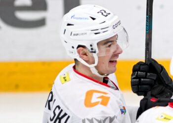 Лидер «Авангарда» Потуральски избежал травмы после попадания шайбы в лицо