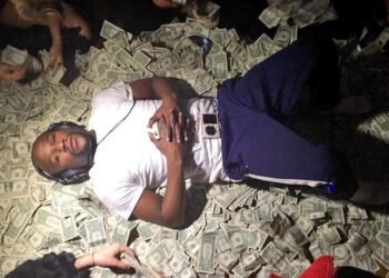 Мейвезер — банкрот? Вспомнил, что у него «украли» $ 340 млн, и подал в суд