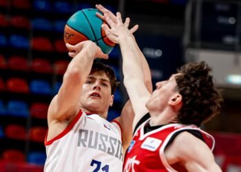 Игра товарищеская, но борьба нешуточная. Россия уступила слаженному клубу Единой лиги