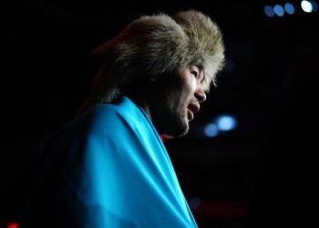 «Шавката просто забудут». Карьера суперзвезды UFC — в пропасти