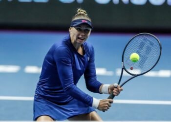 Вера Звонарёва в паре с Лаурой Зигемунд потерпела поражение в финале турнира в Дубае