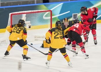 Женская сборная Канады победила Германию в 1/4 финала олимпийского хоккейного турнира