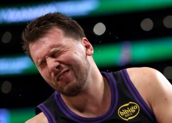 Кошмарная концовка от «Лейкерс»: Леброн и Дончич не поняли друг друга. Видео