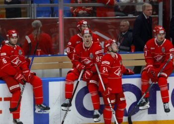 Два гола «Спартака» в матче серии плей-офф КХЛ отменили после запросов штаба «Локомотива»