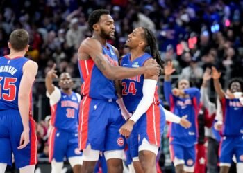 «Лейкерс» и «Детройт» выдали нервную концовку. Всё решил неожиданный герой