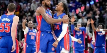 «Лейкерс» и «Детройт» выдали нервную концовку. Всё решил неожиданный герой