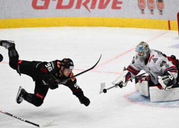 «Нефтехимик» во втором овертайме вырвал победу у «Авангарда» и сравнял счёт в серии