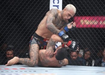 Стили решают! Оливейра «залежал» Холлоуэя и стал новым чемпионом BMF