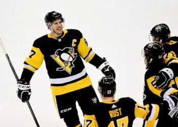 «Питтсбург» отыгрался с 1:3 и разгромил «Айлендерс» в матче с 11 голами. Сорокина заменили