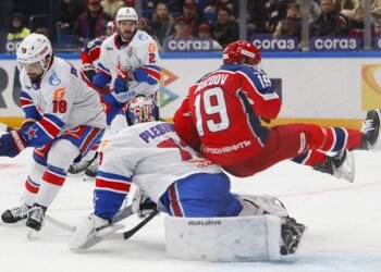 Плотников впечатывал в борт Роя, Дроздов падал на вратаря. Фото победы ЦСКА в овертайме