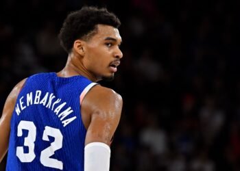 Вембаньяма стал суперзвездой НБА, но во Франции ему не верят. Почему?