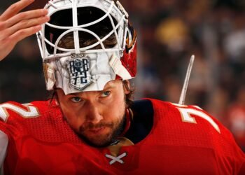 «Пришлось поработать немного больше, чем обычно». Бобровский — о победе над «Коламбусом»