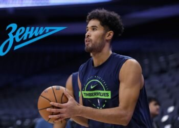 Пару недель назад делил паркет с Вембаньямой, Эдвардсом и ШГА. А теперь — в России