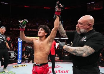 Обещал побить рекорд Джонса, но даже не попадает в рейтинг. Что не так с юным Росасом?