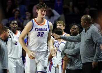 Рекорд века. Самый высокий баскетболист-студент впервые сыграл в плей-офф NCAA