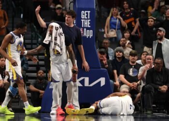 Страшный эпизод в матче НБА. У игрока «поехало» колено