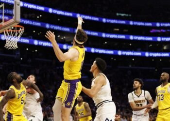 Свисток, который всё изменил? «Лейкерс» вырвали победу после судейской ошибки