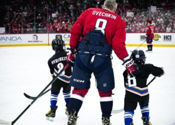 Сыновья Овечкина сфотографировались с братьями Хьюз из «Нью-Джерси»