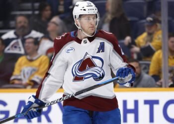 Три очка Маккиннона помогли «Колорадо» обыграть по буллитам «Даллас», у Ничушкина гол