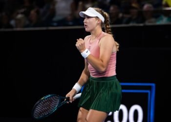 Видео: Мирра Андреева мило целуется со своей собакой на турнире в Индиан-Уэллсе