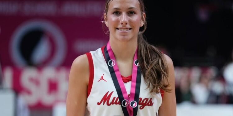 8 очков за 21 секунду! Школьница из США сделала почти невозможное в баскетболе — видео