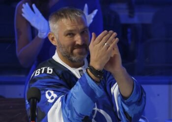 «Землю будет целовать». Мама Овечкина — о том, что Александр сделает по прилёту в Москву